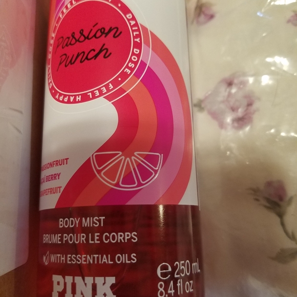 PinkVictoria Secret Passion Punch 8.4 fl.oz.Vic - Picture 3 of 7